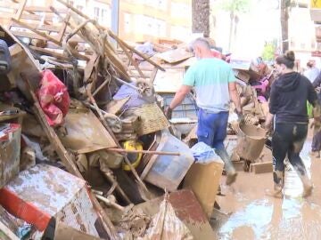 Vecinos ayudando en una zona afectada por la DANA en Valencia