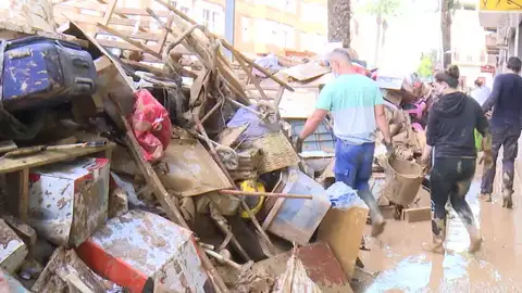 Vecinos ayudando en una zona afectada por la DANA en Valencia Vecinos ayudando en una zona afectada por la DANA en Valencia