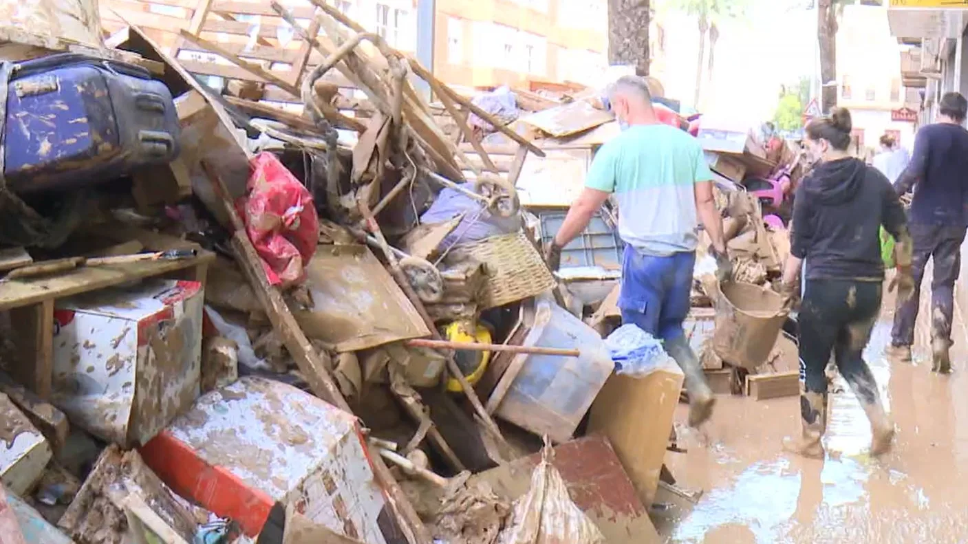 Vecinos ayudando en una zona afectada por la DANA en Valencia Vecinos ayudando en una zona afectada por la DANA en Valencia