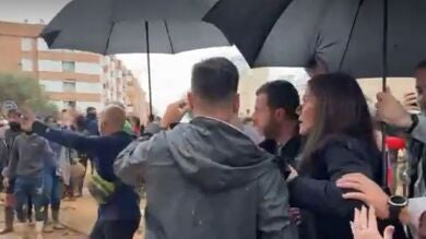 VÍDEO EXCLUSIVA: El momento en el que les lanzan barro y piedras al rey, Sánchez y Mazón al grito de 'asesinos' en Paiporta