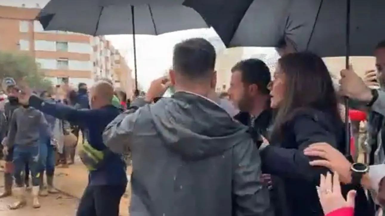Imagen de la reina Letizia en su visita a Paiporta, una de las localidades más afectadas por la DANA Imagen de la reina Letizia en su visita a Paiporta, una de las localidades más afectadas por la DANA