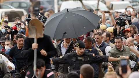El rey Felipe durante su visita a Paiporta este domingo El rey Felipe durante su visita a Paiporta este domingo