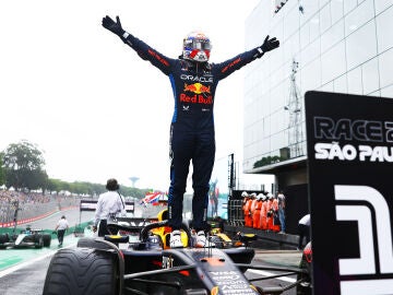 Max Verstappen celebra su victoria en Interlagos