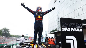 Max Verstappen celebra su victoria en Interlagos