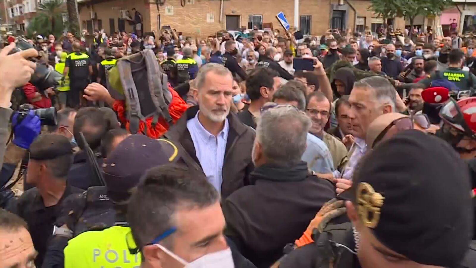 Los vecinos de Paiporta cuentan a Antena 3 Noticias qué les dijeron los reyes: 
