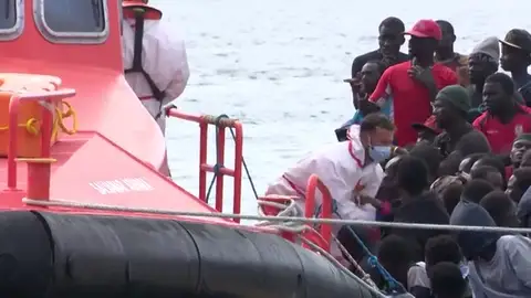 Tragedia en la ruta migratoria canaria: unas 200 personas rescatadas solo este fin de semana Tragedia en la ruta migratoria canaria: unas 200 personas rescatadas solo este fin de semana