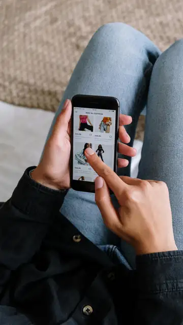 Mujer consultando en el móvil una tienda online Mujer consultando en el móvil una tienda online