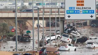 Una imagen de coches arrastrados por la riada en Valencia Una imagen de coches arrastrados por la riada en Valencia
