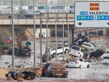 Una imagen de coches arrastrados por la riada en Valencia