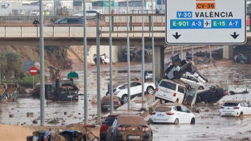 Una imagen de coches arrastrados por la riada en Valencia