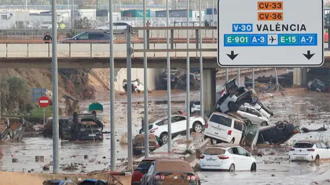 Una imagen de coches arrastrados por la riada en Valencia Una imagen de coches arrastrados por la riada en Valencia