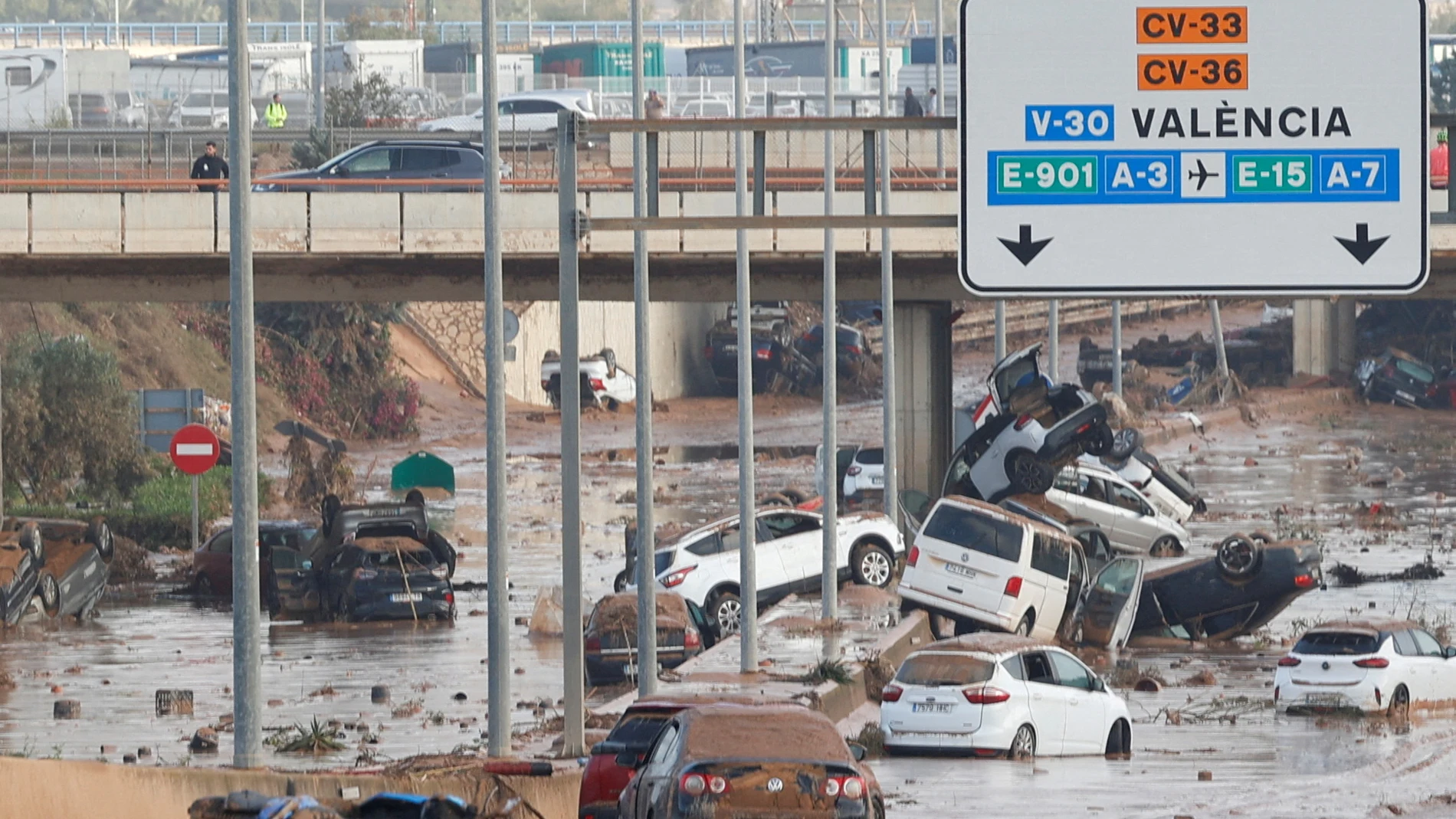 Una imagen de coches arrastrados por la riada en Valencia Una imagen de coches arrastrados por la riada en Valencia