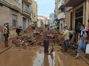 Los desperdicios se acumulan en las calles y se teme que se propaguen las infecciones en Paiporta