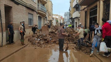 Los desperdicios se acumulan en las calles y se teme que se propaguen las infecciones en Paiporta