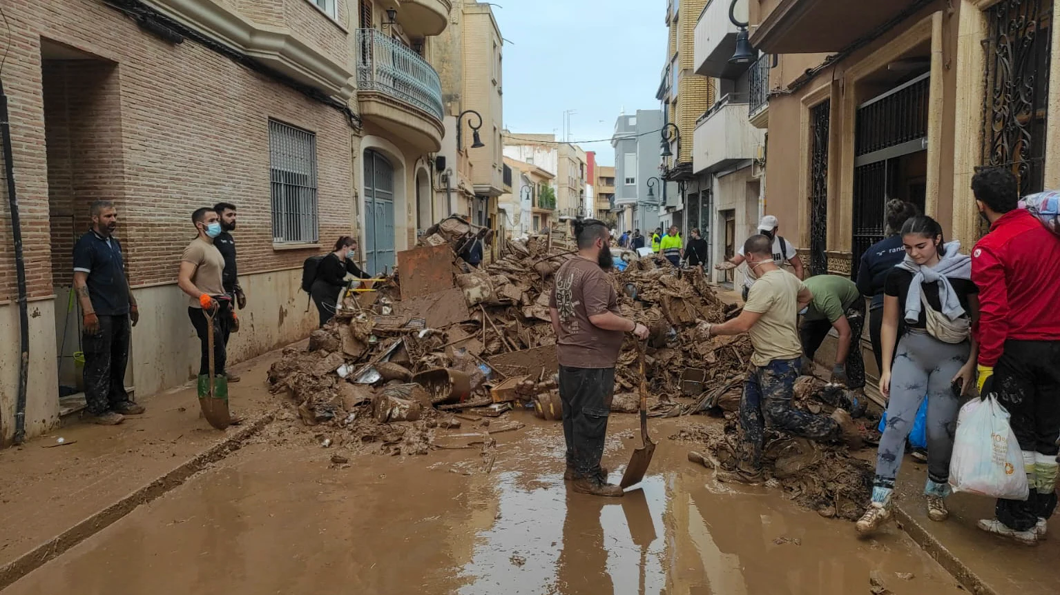 Los desperdicios se acumulan en las calles y se teme que se propaguen las infecciones en Paiporta Los desperdicios se acumulan en las calles y se teme que se propaguen las infecciones en Paiporta