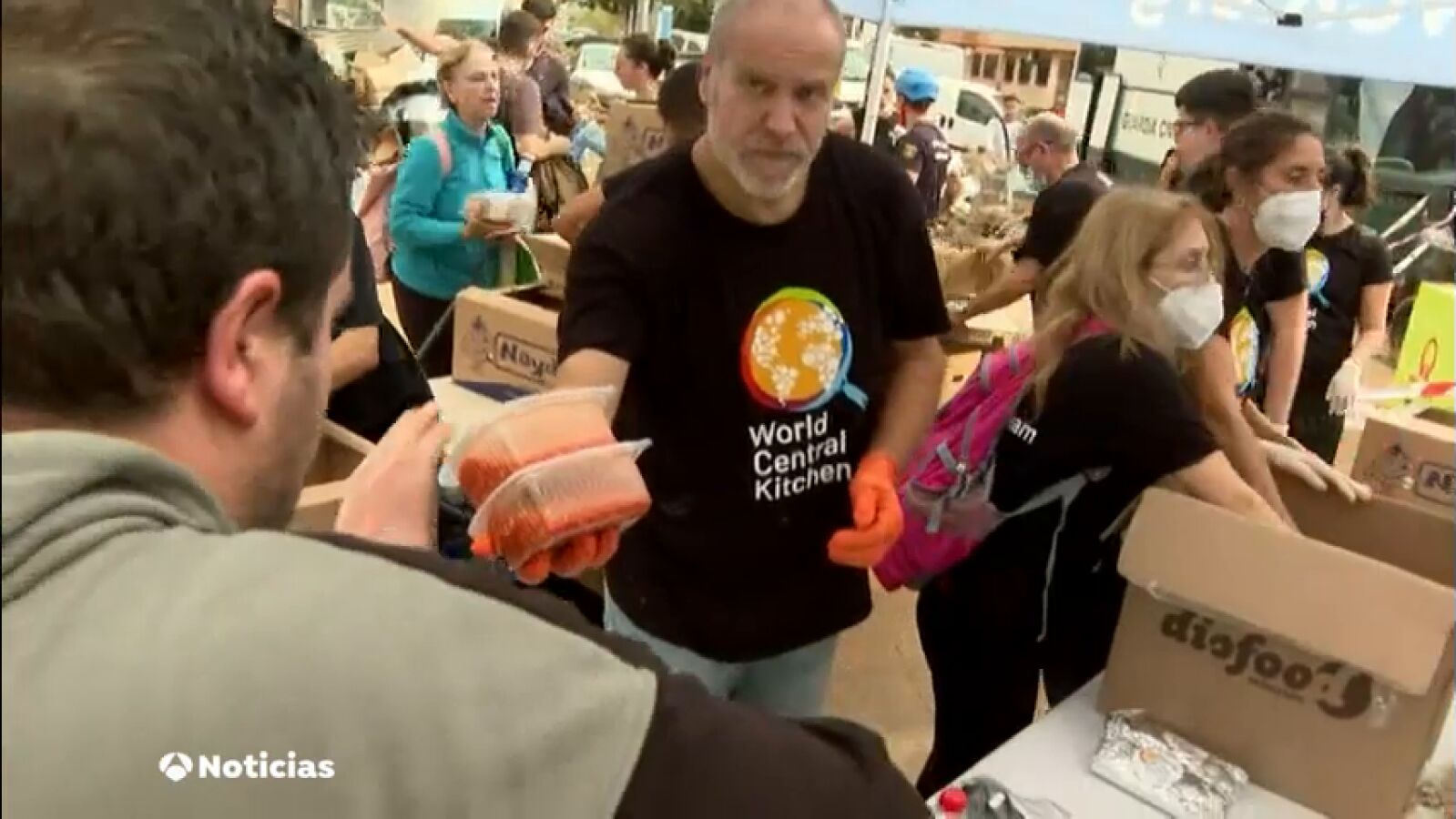La ONG del Chef José Andrés reparte menús en Paiporta: 