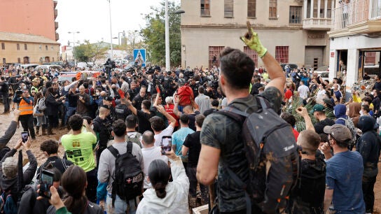 Varias personas increpan a los reyes, S&aacute;nchez y Maz&oacute;n en su visita a Paiporta, Valencia