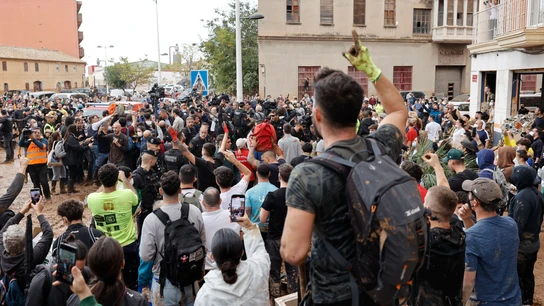 Varias personas increpan a los reyes, Sánchez y Mazón en su visita a Paiporta, Valencia Varias personas increpan a los reyes, Sánchez y Mazón en su visita a Paiporta, Valencia