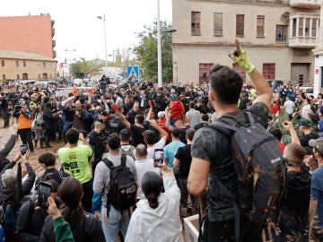 Varias personas increpan a los reyes, Sánchez y Mazón en su visita a Paiporta, Valencia