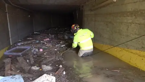Un bombero trabajando en uno de los aparcamientos inundados Un bombero trabajando en uno de los aparcamientos inundados