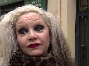 Alaska atendiendo a la prensa Alaska atendiendo a la prensa