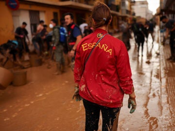 Voluntarios en la zona afectada por la DANA