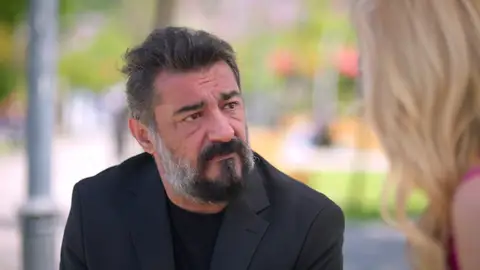 Un Akif devastado se desahoga con Nebahat: "Estoy maldito" Un Akif devastado se desahoga con Nebahat: "Estoy maldito"