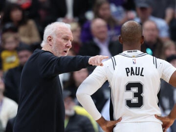 Gregg Popovich da instrucciones a Chris Paul durante el partido ante Utah Jazz el pasado 31 de octubre