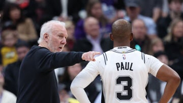 Gregg Popovich da instrucciones a Chris Paul durante el partido ante Utah Jazz el pasado 31 de octubre