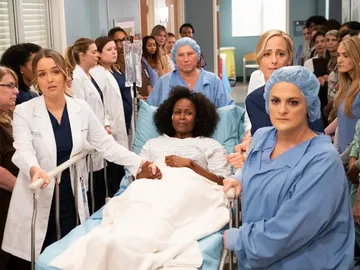 Elisabeth Finch (derecha) con el cast de Anatomía de Grey Elisabeth Finch (derecha) con el cast de Anatomía de Grey