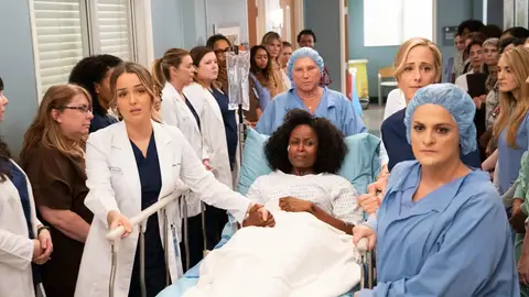 Elisabeth Finch (derecha) con el cast de Anatomía de Grey Elisabeth Finch (derecha) con el cast de Anatomía de Grey