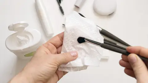 Limpiando las brochas de maquillaje Limpiando las brochas de maquillaje