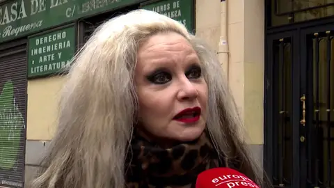 Alaska atendiendo a la prensa Alaska atendiendo a la prensa