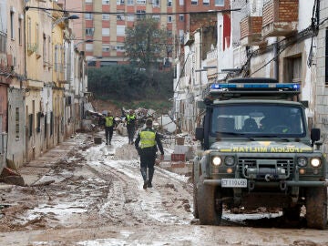 Policía militar y Guardia Civil en una calle aledaña al Barranco de Torrente