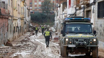 Policía militar y Guardia Civil en una calle aledaña al Barranco de Torrente