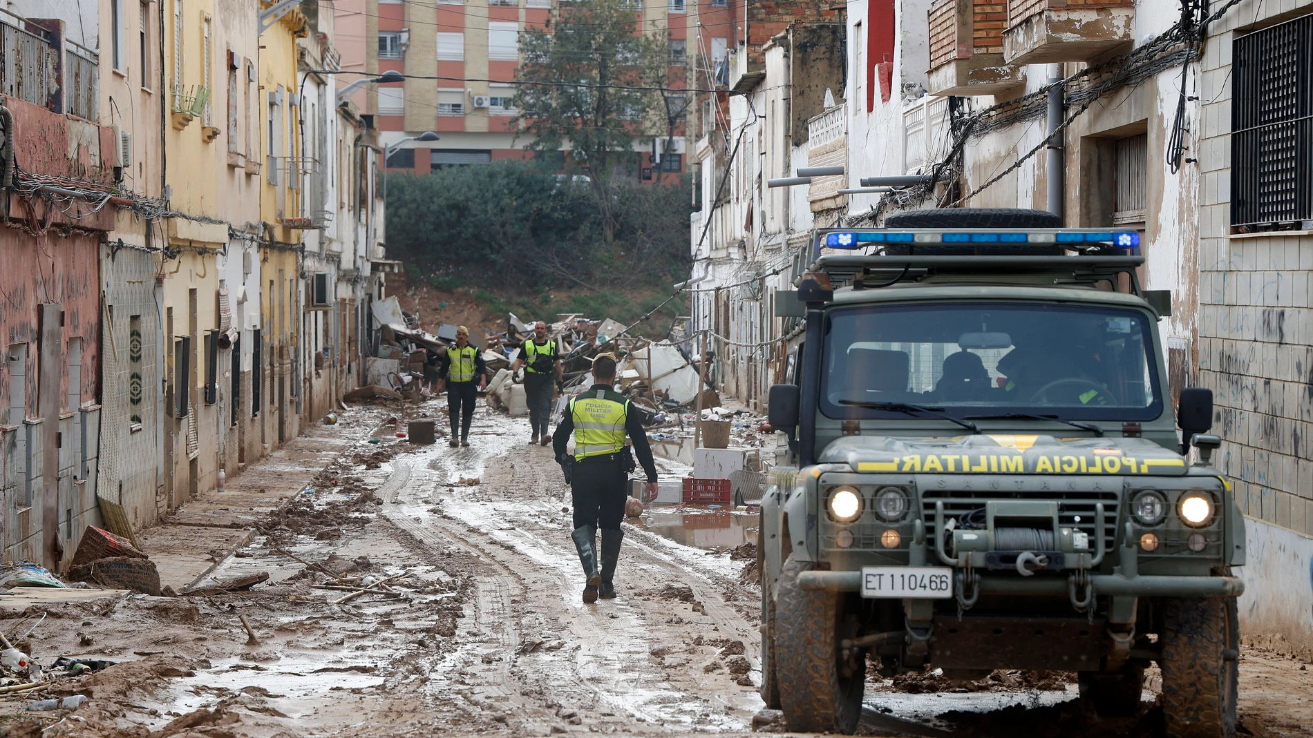 Policía militar y Guardia Civil en una calle aledaña al Barranco de Torrente Policía militar y Guardia Civil en una calle aledaña al Barranco de Torrente