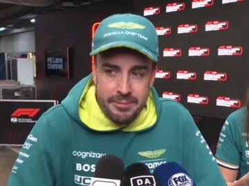 Fernando Alonso, visiblemente emocionado en el corralito