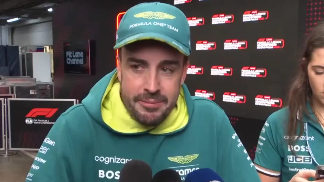 Fernando Alonso, visiblemente emocionado en el corralito