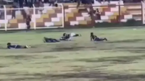 Momento del impacto del rayo en pleno partido Momento del impacto del rayo en pleno partido