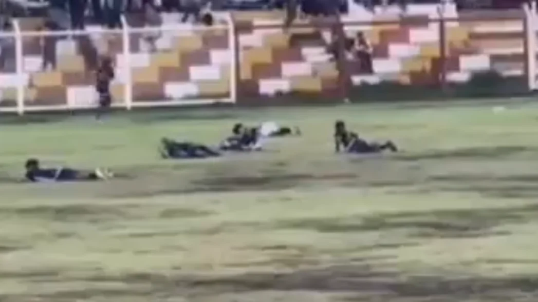 Momento del impacto del rayo en pleno partido Momento del impacto del rayo en pleno partido