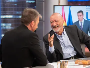 Arturo Pérez-Reverte, sobre Pedro Sánchez: "Su falta de escrúpulos le convierten en un personaje único" Arturo Pérez-Reverte, sobre Pedro Sánchez: "Su falta de escrúpulos le convierten en un personaje único"