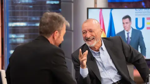 Arturo Pérez-Reverte, sobre Pedro Sánchez: "Su falta de escrúpulos le convierten en un personaje único" Arturo Pérez-Reverte, sobre Pedro Sánchez: "Su falta de escrúpulos le convierten en un personaje único"