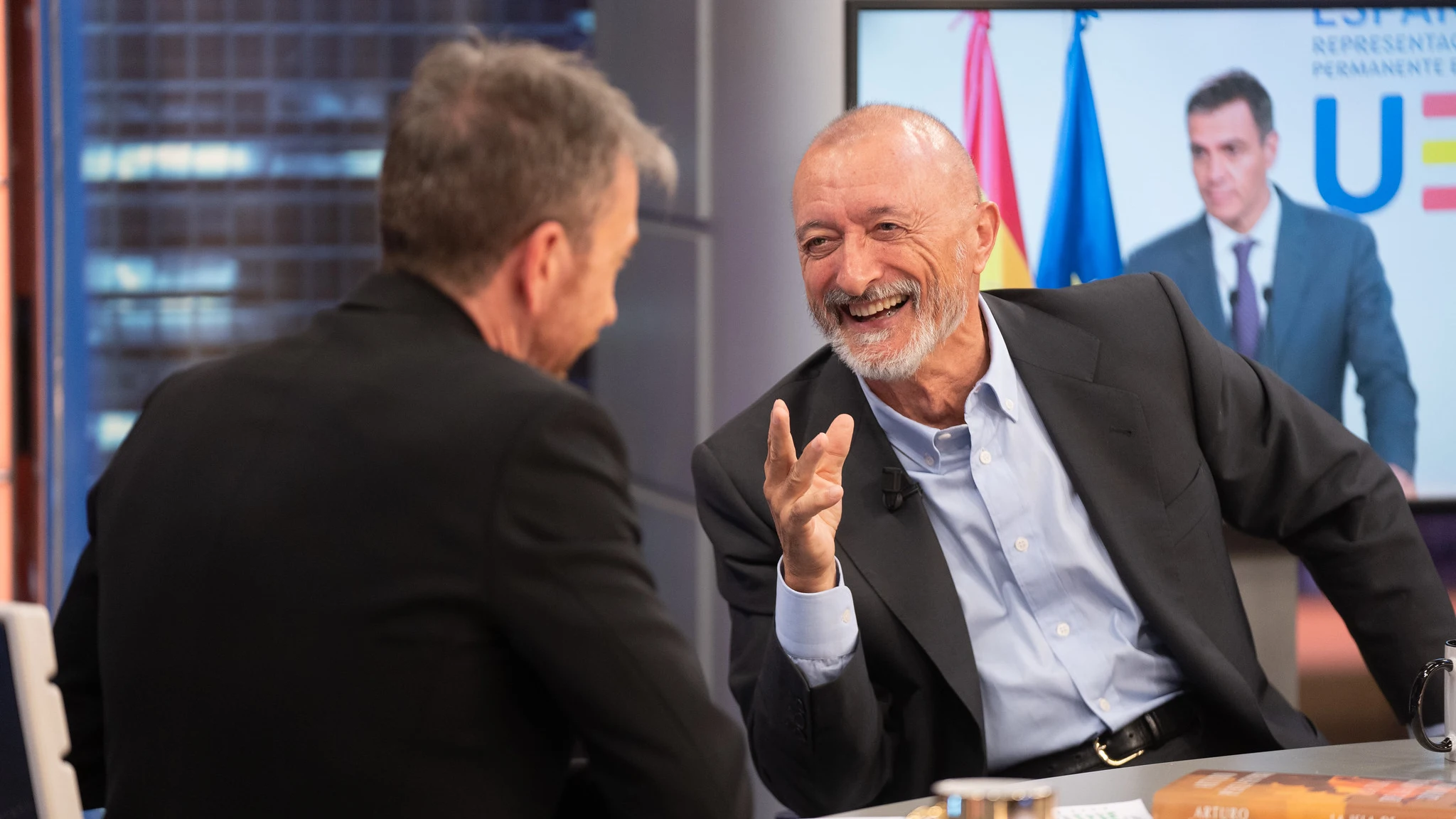 Arturo Pérez-Reverte, sobre Pedro Sánchez: "Su falta de escrúpulos le convierten en un personaje único" Arturo Pérez-Reverte, sobre Pedro Sánchez: "Su falta de escrúpulos le convierten en un personaje único"
