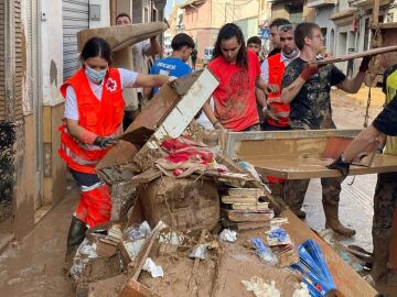 Varios miembros de Cruz Roja junto a voluntarios