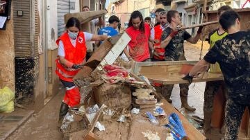 Varios miembros de Cruz Roja junto a voluntarios