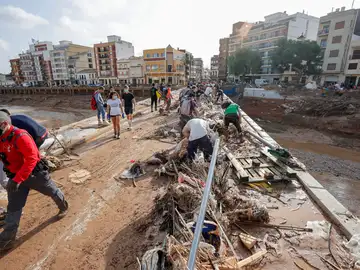 Decenas de voluntarios trabajan para despejar uno de los puentes de Paiporta Decenas de voluntarios trabajan para despejar uno de los puentes de Paiporta