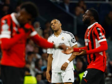 Los jugadores del Milan celebran un gol ante Mbappé