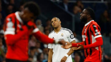 Los jugadores del Milan celebran un gol ante Mbappé