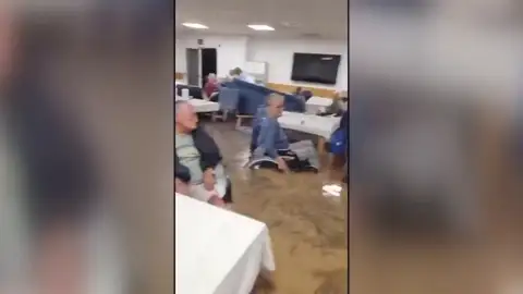 Las heroínas que consiguieron salvar a los más de 60 ancianos de la residencia de Massanassa: "No sabíamos si nos iba a dar tiempo" Las heroínas que consiguieron salvar a los más de 60 ancianos de la residencia de Massanassa: "No sabíamos si nos iba a dar tiempo"