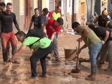 "Parece que están esperando a que la gente se muera": crispación en Catarroja por la falta de ayudas